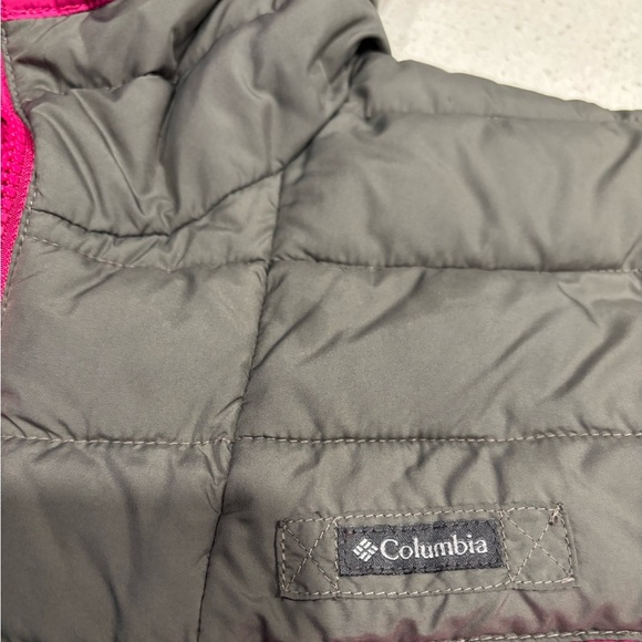 Columbia Women’s Lightweight Puffer Jacket in Gray and Pink - Picture 10 of 12